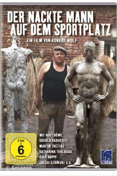 Der nackte Mann auf dem Sportplatz